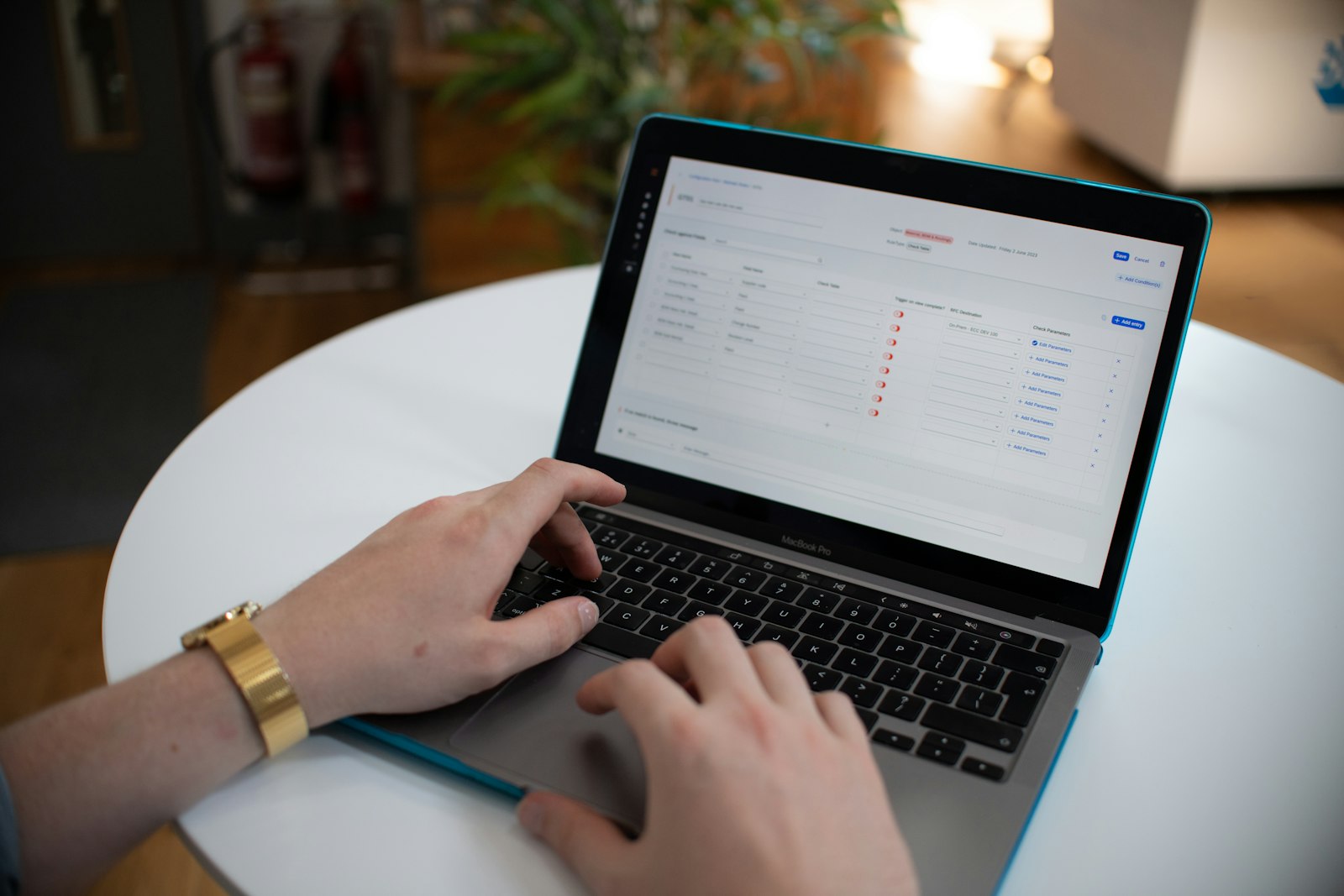 Laptop mit digitaler Tabellen- und Prozessansicht